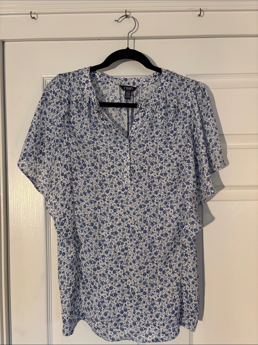 Chaps White and Blue Floral V-Neck Flutter Sleeve Blouse